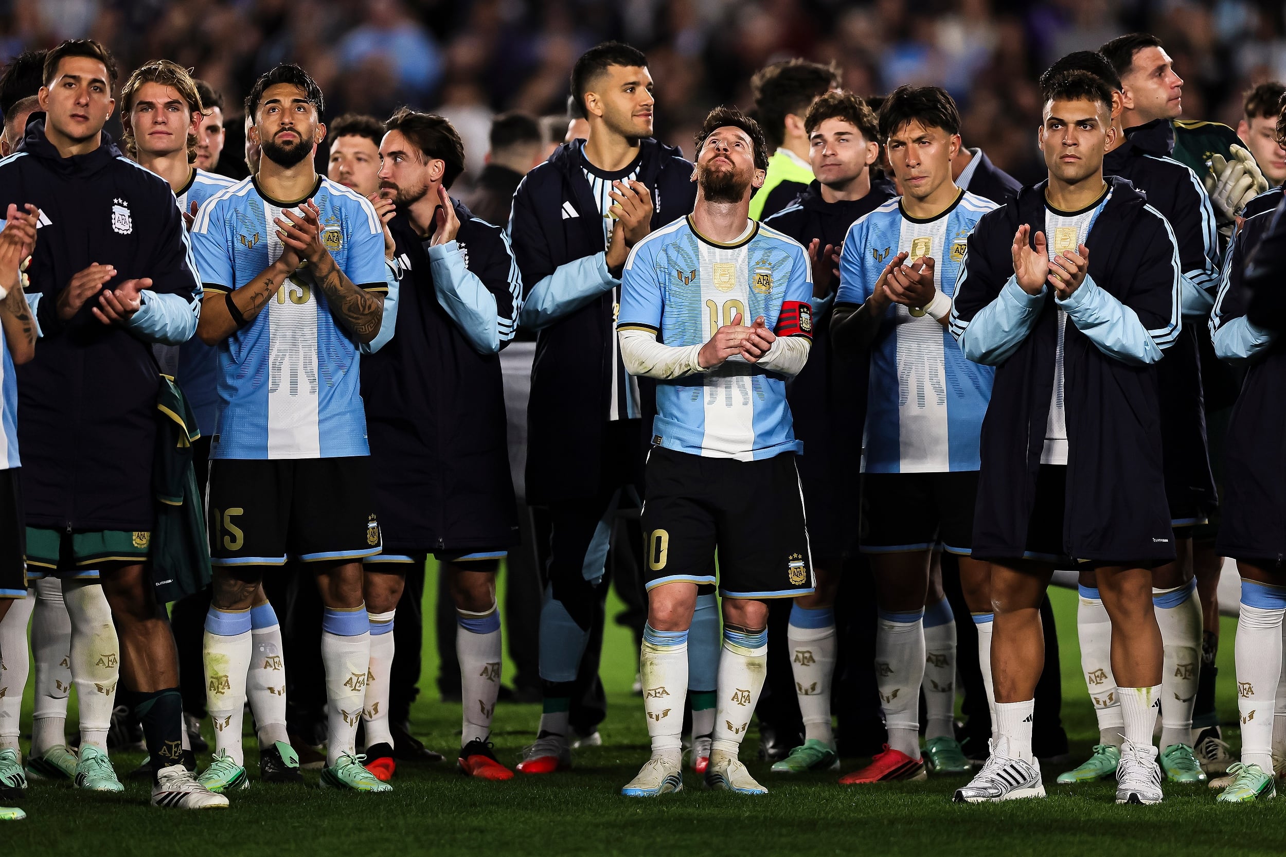 Lionel Messi junto a sus compañeros durante su partido de despedida en el Monumental