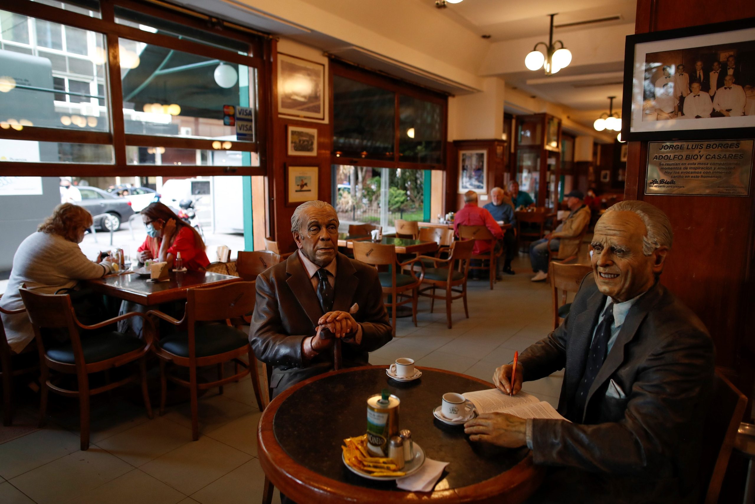 Las estatuas de Adolfo Bioy Casares y Jorge Luis Borges en un restaurante en Buenos Aires. (Foto: AP)