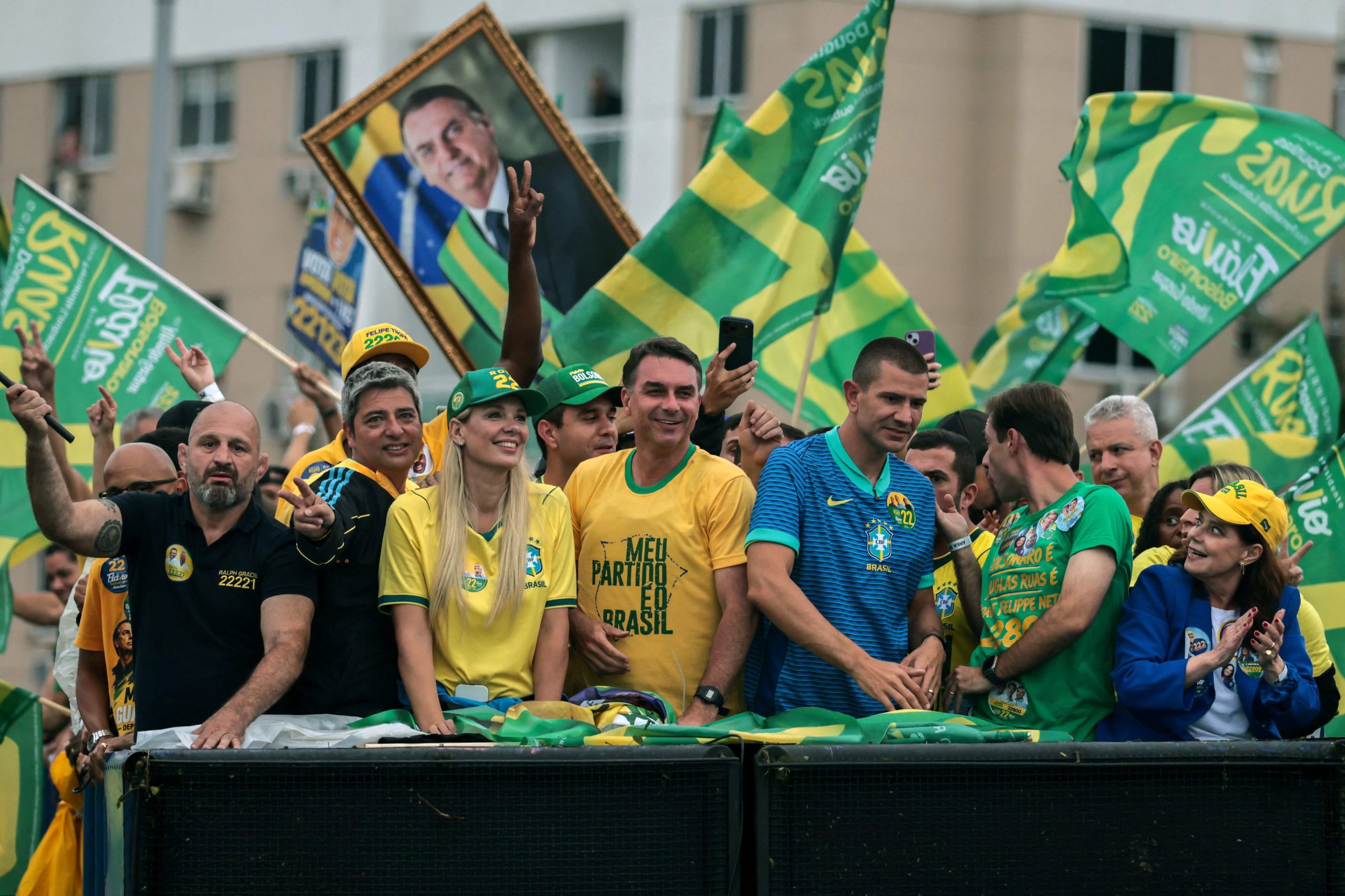 Flavio Bolsonaro en un acto del último día de campaña en Río de Janeiro