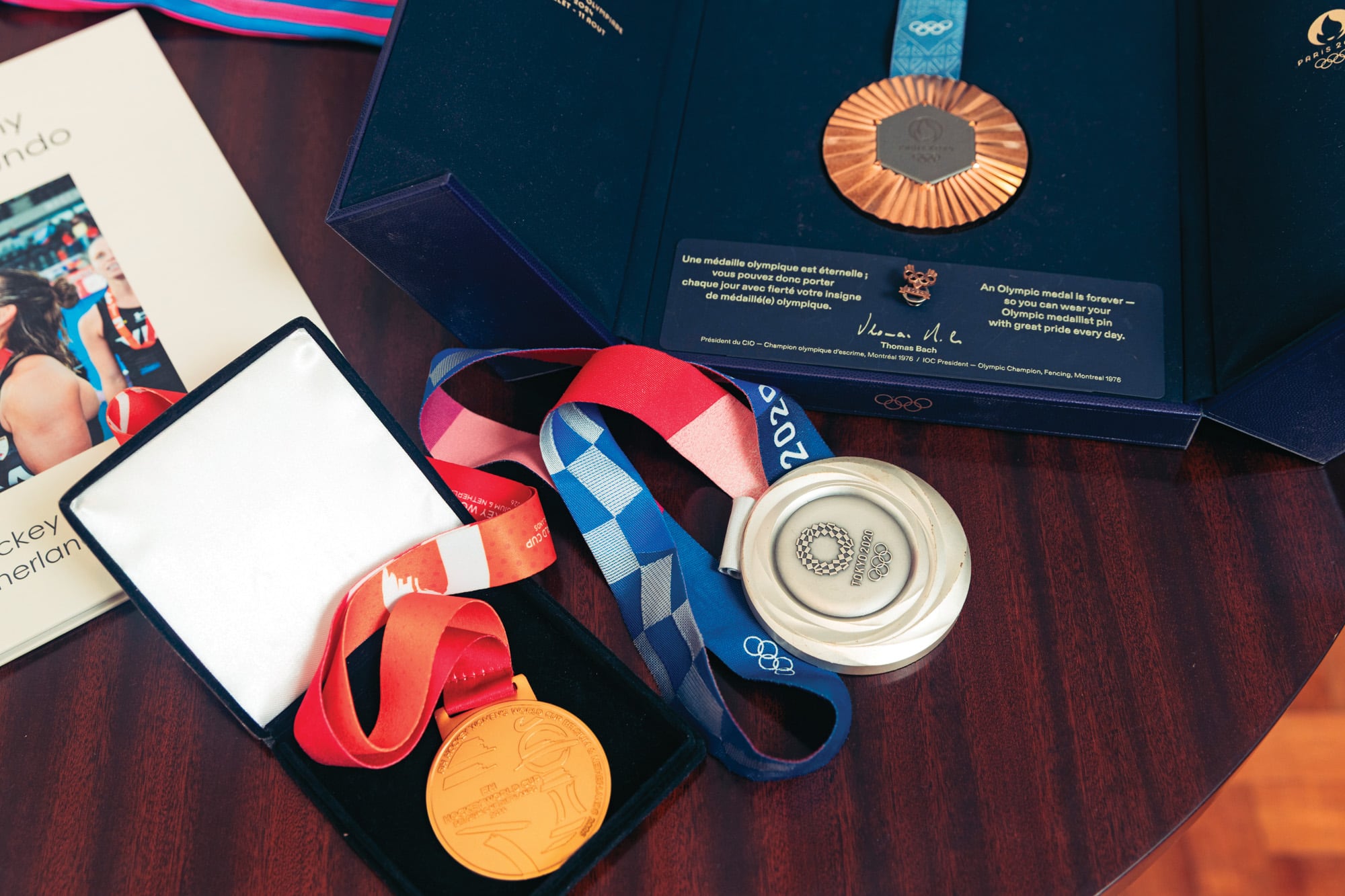 Las medallas que marcaron su recorrido: la de plata en los Juegos Olímpicos de Tokio 2021, la de bronce en París 2024 y el oro conquistado en el Mundial de Países Bajos-Bélgica 2026