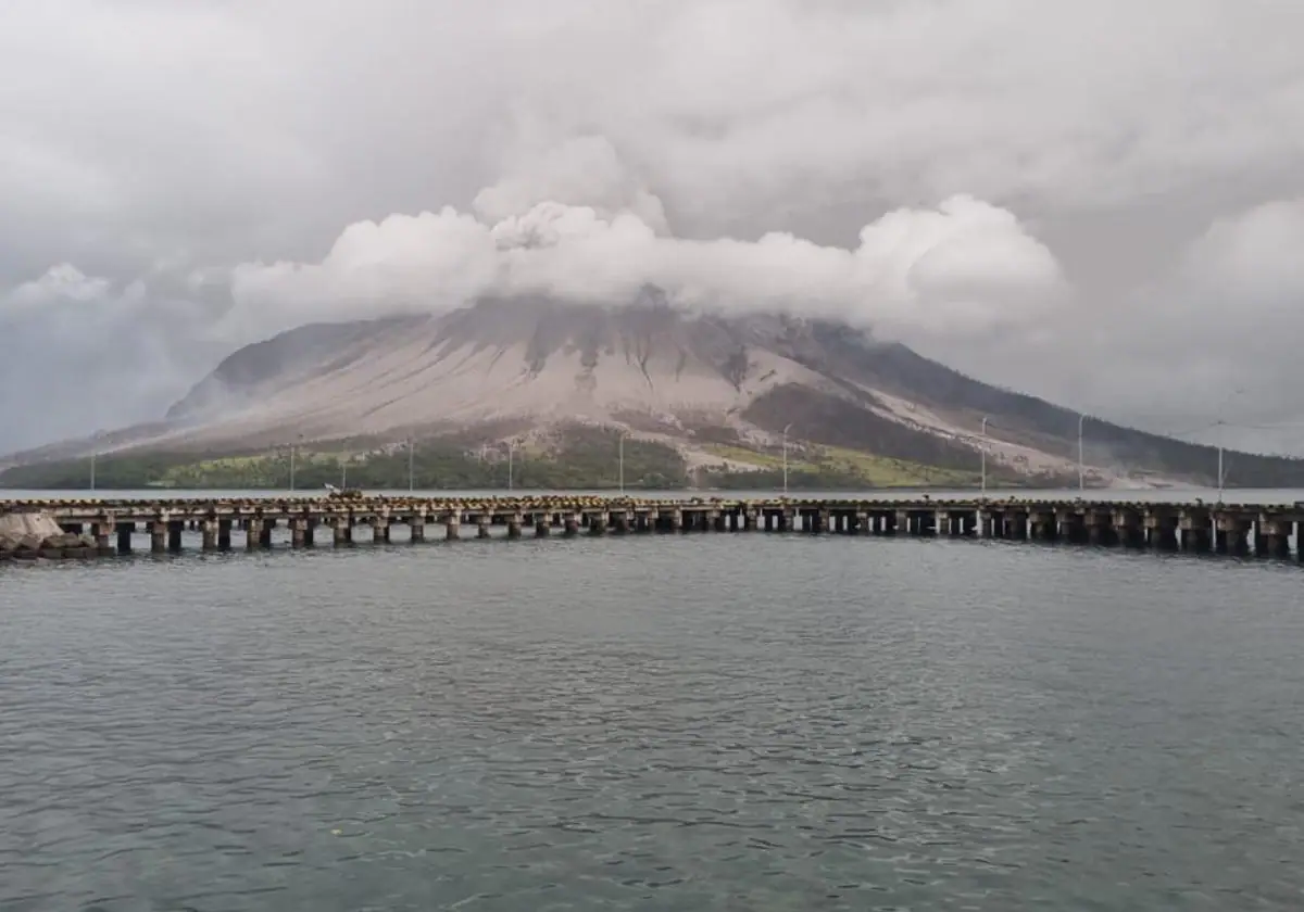 Cerrado el aeropuerto internacional de Indonesia tras las erupciones de un volcán