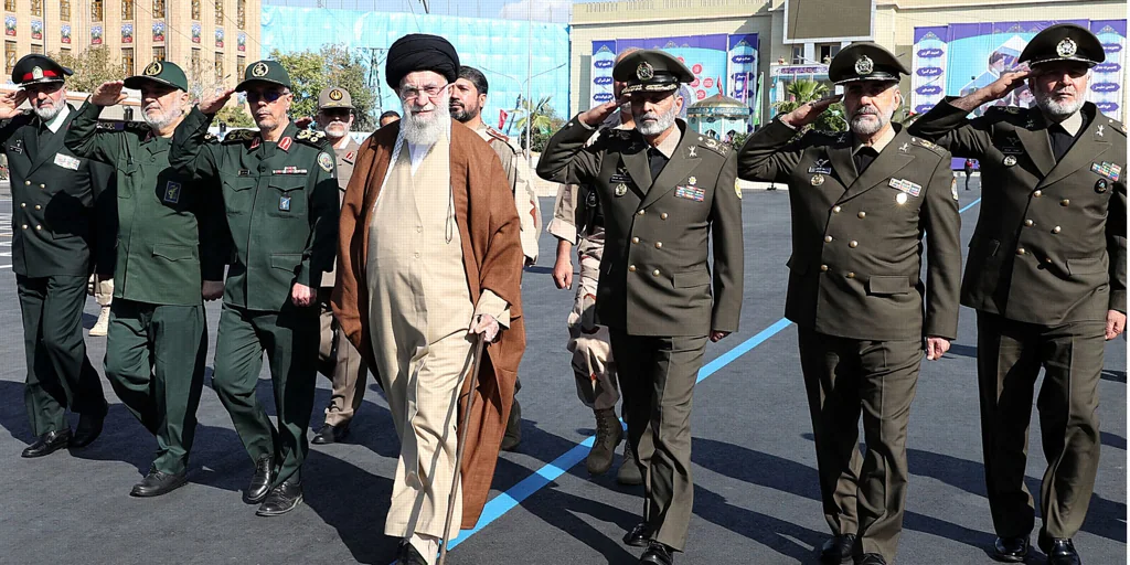 Un asesor de Jamenei dice que Irán tendrá que cambiar su doctrina nuclear «si se amenaza su existencia»