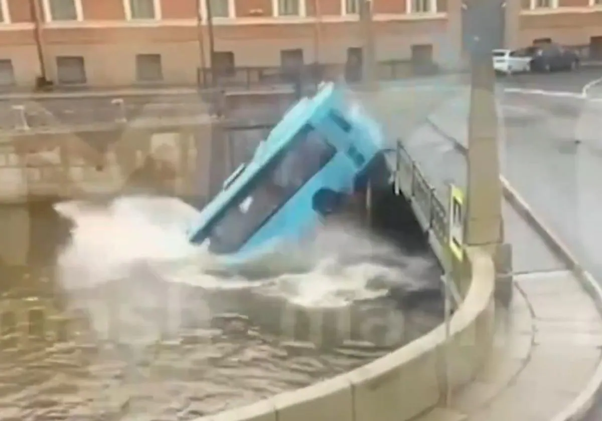 Al menos tres muertos tras la caída de un autobús a un río en San Petersburgo