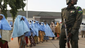Un político de Nigeria se casará con 100 huérfanas menores que perdieron a su familia en ataques de grupos criminales