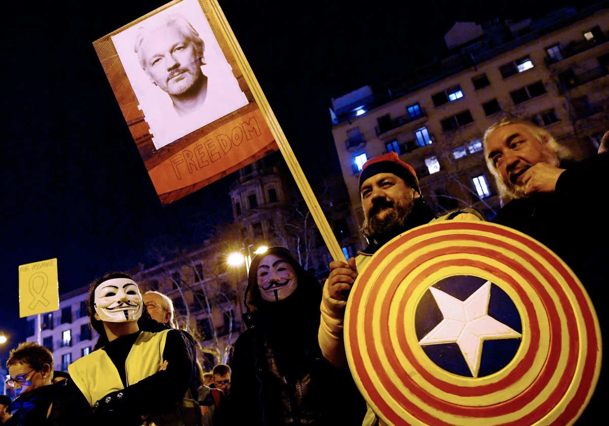 Cuando Assange apoyó el secesionismo en Cataluña: predijo una limpieza étnica y una guerra civil