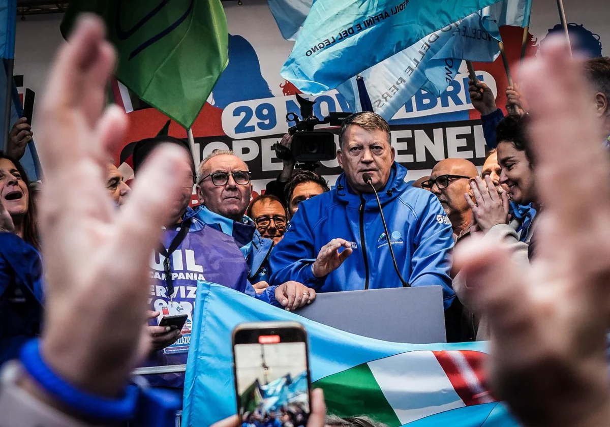 El secretario general de la Unión Italiana del Trabajo (UIL), Pierpaolo Bombardieri, pronuncia un discurso durante una huelga general en Nápoles