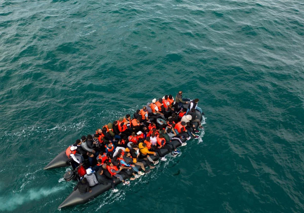 Una lancha inflable transporta migrantes en el canal de la Mancha