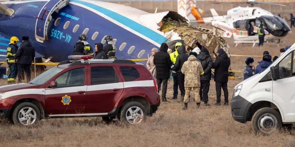 El avión estrellado en Kazajistán sufrió una «interferencia externa física y técnica», según la investigación preliminar