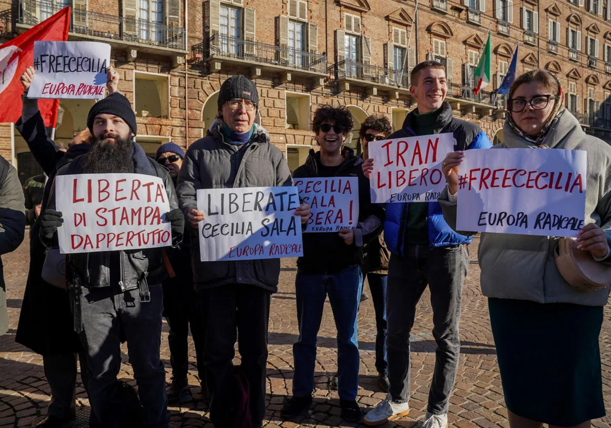 Manifestantes acuden a una sentada pacífica por la detención de la periodista Cecilia Sala en Irán