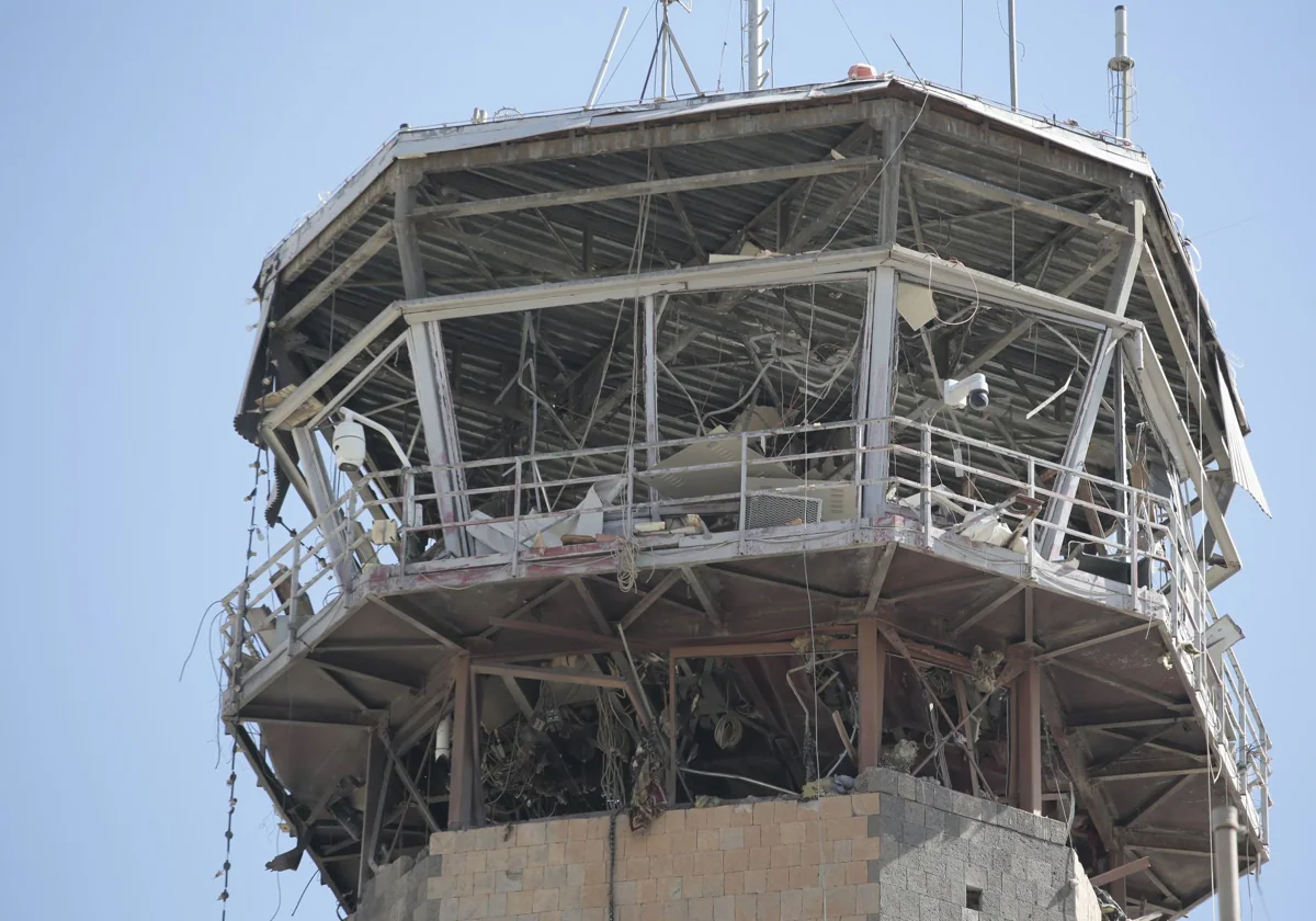 La torre de control del aeropuerto de Saná, destruida durante los ataques israelíes