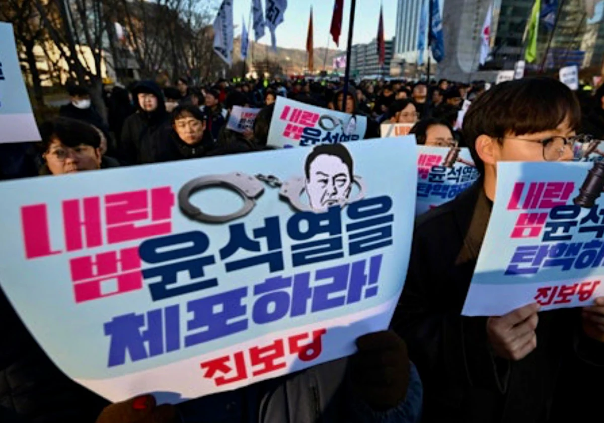 Manifestación en Seúl contra el presidente surcoreano, Yoon Suk-yeol, por intentar imponer anoche la ley marcial