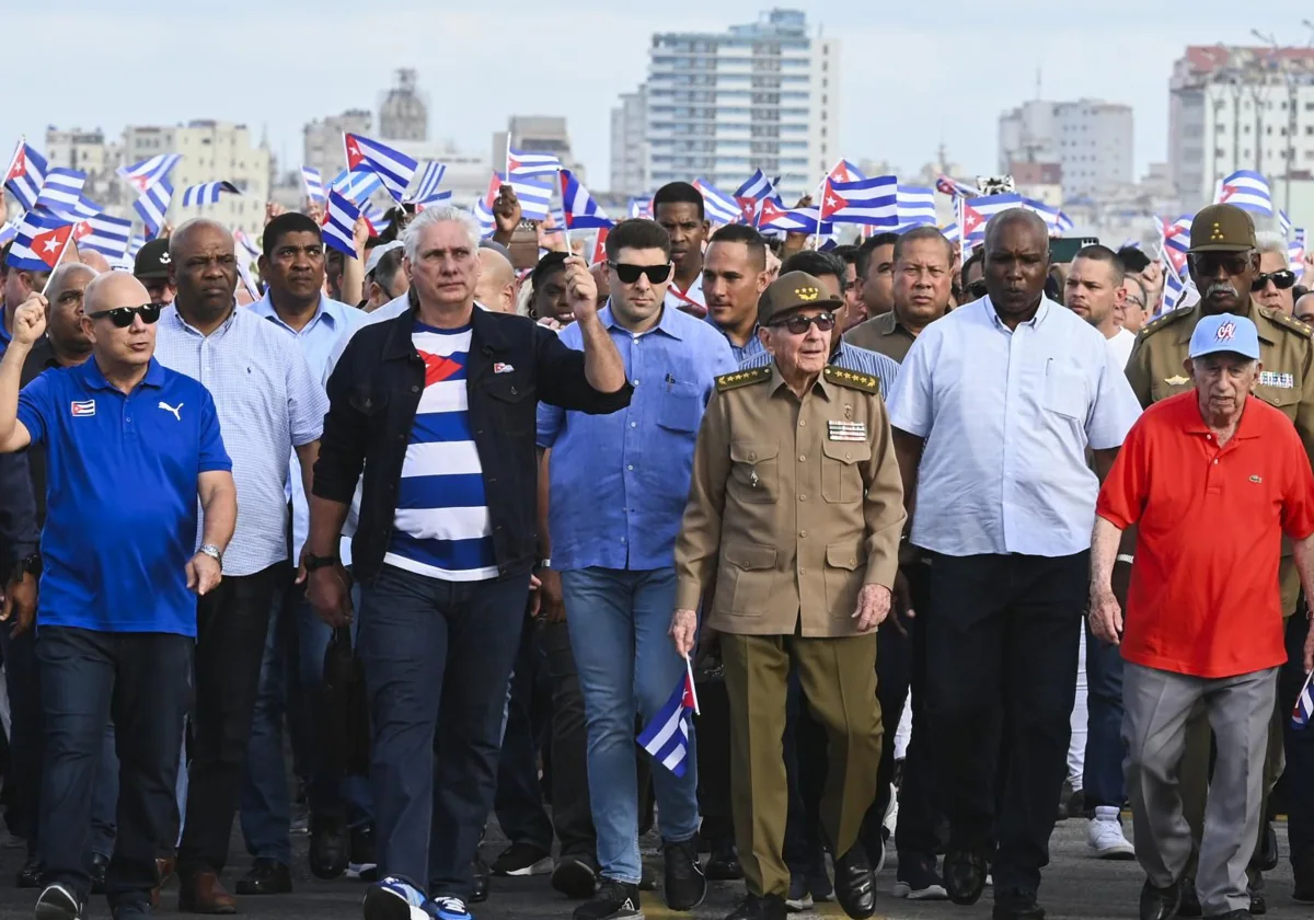 Díaz-Canel y Raúl Castro (en el centro de la imagen), durante la protesta frente a la Embajada de EE.UU. en La Habana