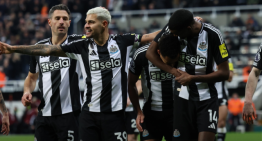 Newcastle goleó a Aston Villa y saltó a zona de copas europeas