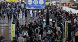 Aerolíneas por tótems de autoatención: Turistas se llevan una imagen de un aeropuerto colapsado