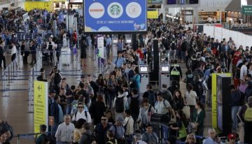 Aerolíneas por tótems de autoatención: Turistas se llevan una imagen de un aeropuerto colapsado