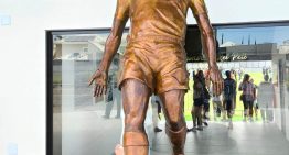 Una estatua gigante se robó las miradas en la apertura del Estadio «Rei Pelé»