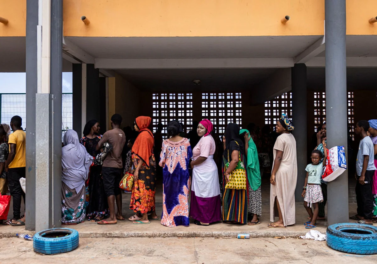 Residentes en Mayotte hacen cola para recibir alimentos esta semana