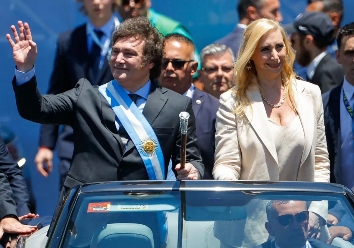 Javier Milei, presidente de Argentina, frente al Congreso de la Nación en Buenos Aires acompañado por su hermana Karina