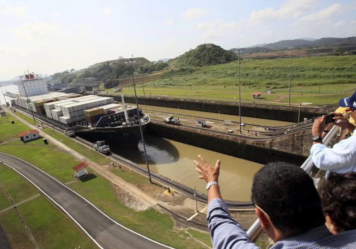 Un carguero cruza la estación Miraflores del Canal de Panamá, por donde pasa el 5 por ciento del comercio marítimo global