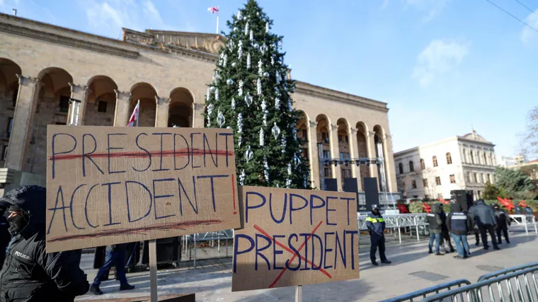 Agentes de policía hacen guardia frente al edificio del Parlamento durante una manifestación de activistas antigubernamentales