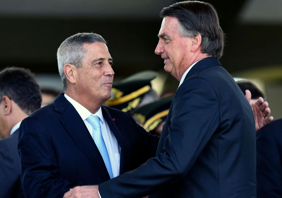 Jair Bolsonaro saluda a Walter Braga Netto durante la celebración del Día del Soldado en la sede del Ejército en Brasilia, en una imagen de 2022