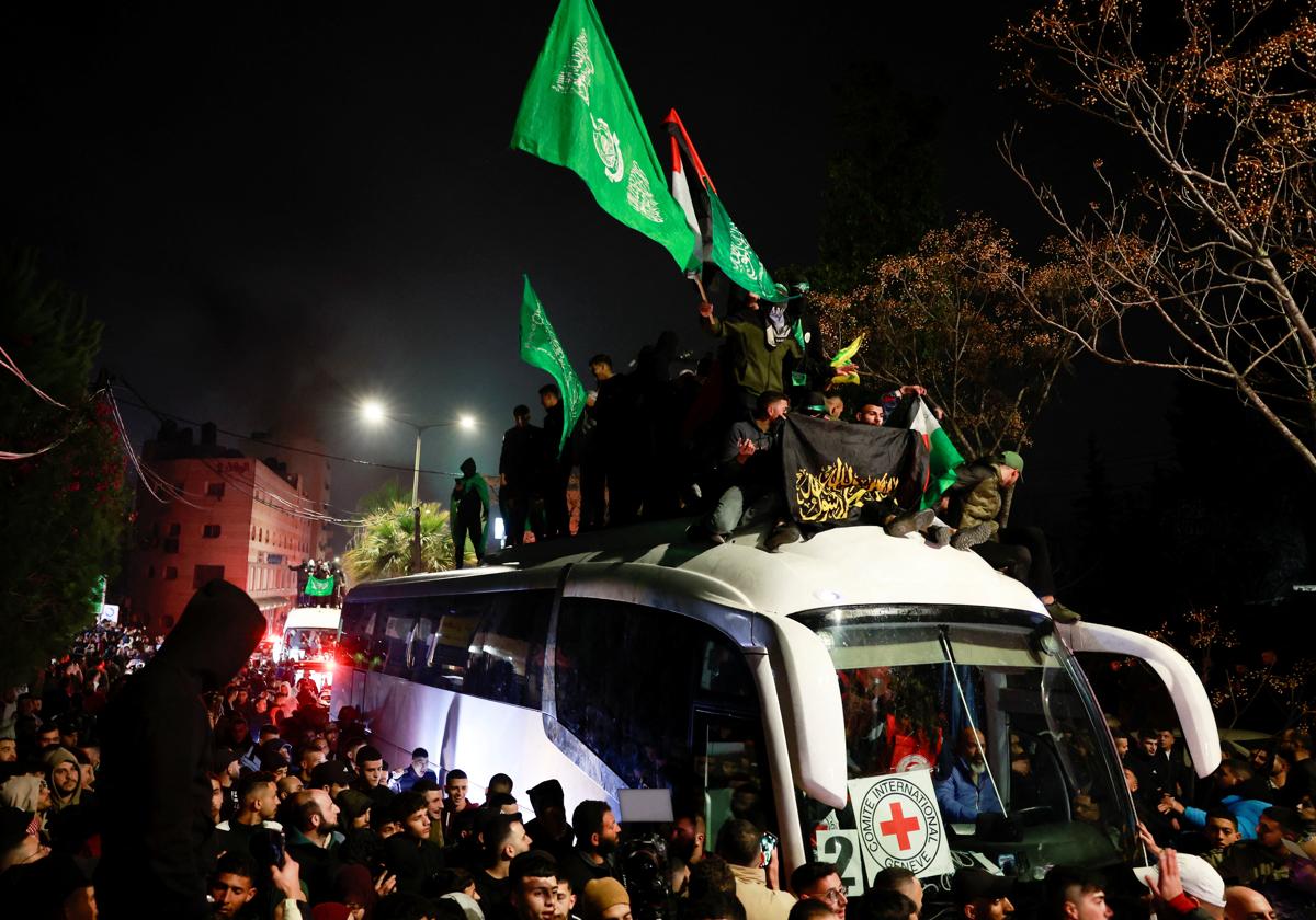 Uno de los autobuses con prisioneros