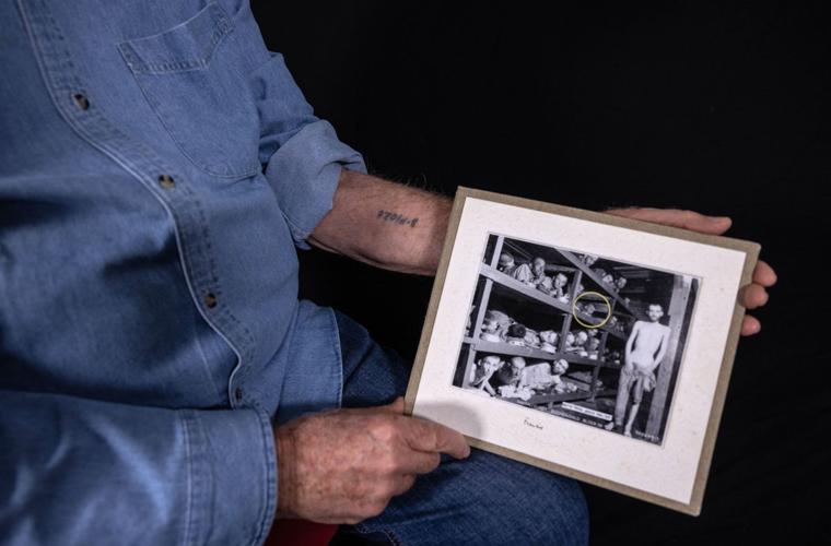 Naftali muestra una fotografía en la que se le ve junto a otros prisioneros en un dormitorio del campo de Buchenwald, en 1945