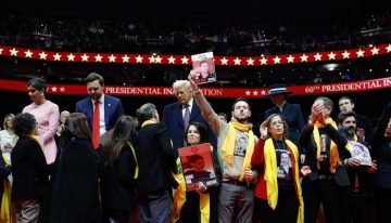 Familiares de rehenes de Hamás suben al escenario con Donald Trump ante una multitud entregada