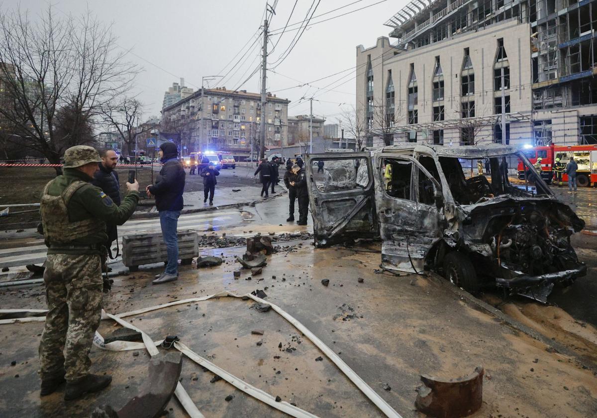 La Policía ucraniana en el lugar del impacto de los misiles balísticos rusos en Kiev