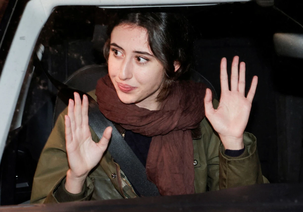 La periodista italiana Cecilia Sala, al llegar a su casa después de ser liberada de su detención en Irán