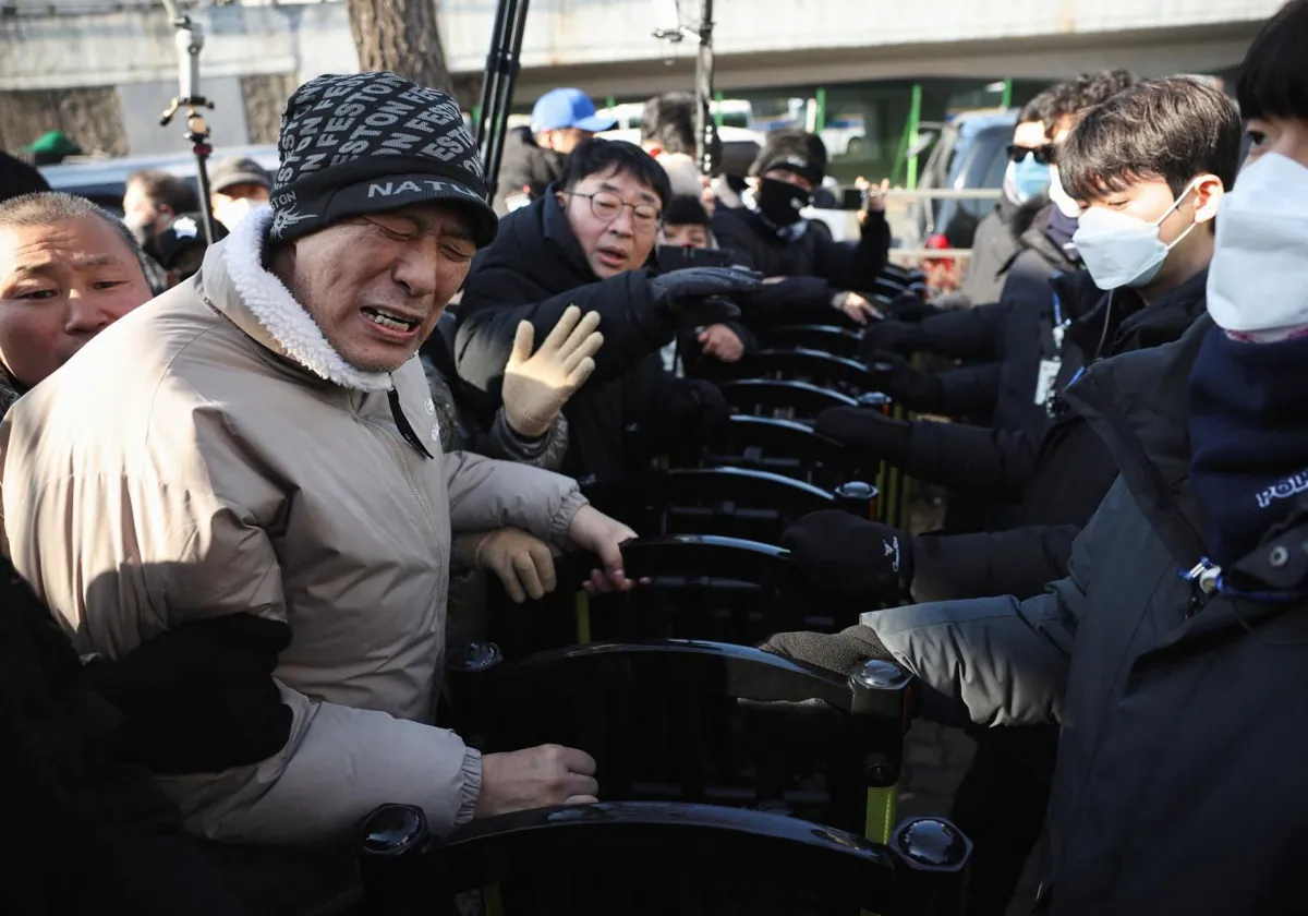 Los seguidores del presidente Yoon Suk-yeol intentan impedir su detención a las puertas de su residencia