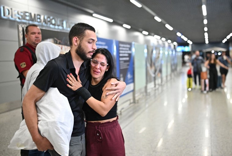 Un inmigrante brasileño, deportado de Estados Unidos, es recibido por su familiar en el aeropuerto Confins de Belo Horizonte