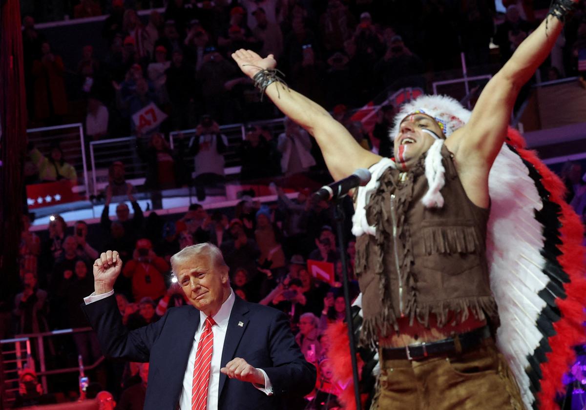 Donald Trump baila junto a Village People, al final de su mitin en el Capital One Arena de Washington