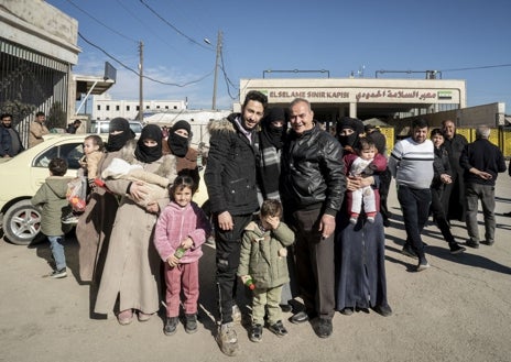 Imagen secundaria 1 - La familia de Abdel se reencuentra tras ocho años separados por la guerra. Es la primera vez que el abuelo ve a su nieto en persona. Vuelven a Alepo, su ciudad de origen.