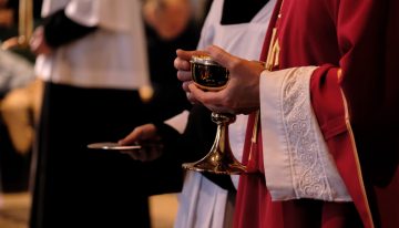 La Iglesia italiana permitirá sacerdotes gays que muestren «orientación a la vida célibe»