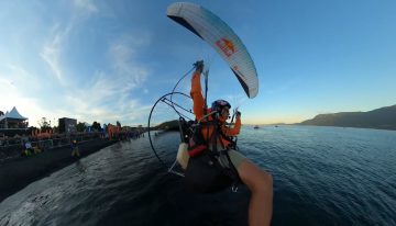 [VIDEO] El espectacular vuelo del parapentista Víctor Carrera antes del Ironman de Pucón