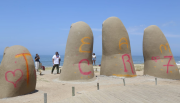 Escultura en Punta del Este fue vandalizada con un mensaje de amor a Cristiano Ronaldo