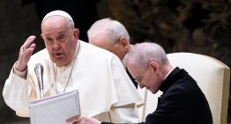 El papa critica a países que invierten en la industria armamentística: «¡Están locos!»