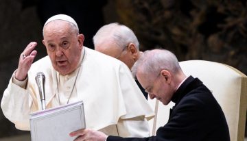 El papa critica a países que invierten en la industria armamentística: «¡Están locos!»