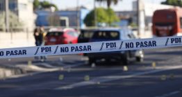 Mujer sufrió encerrona frente a su condominio: No le robaron el auto, pero sí el celular