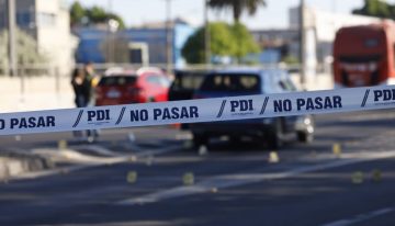 Mujer sufrió encerrona frente a su condominio: No le robaron el auto, pero sí el celular