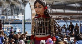 Muñeca gigante Amal llegó al Muelle Prat