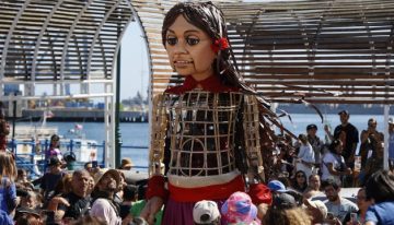 Muñeca gigante Amal llegó al Muelle Prat