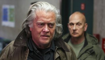 Steve Bannon, exestratega de Trump, comparece ante la corte antes de juicio por fraude