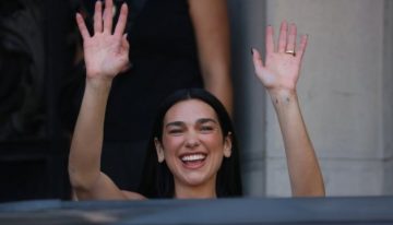 Las imágenes que dejó el paso de Dua Lipa por el centro de Santiago