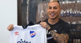 Eduardo Vargas fue presentado en Nacional de Uruguay