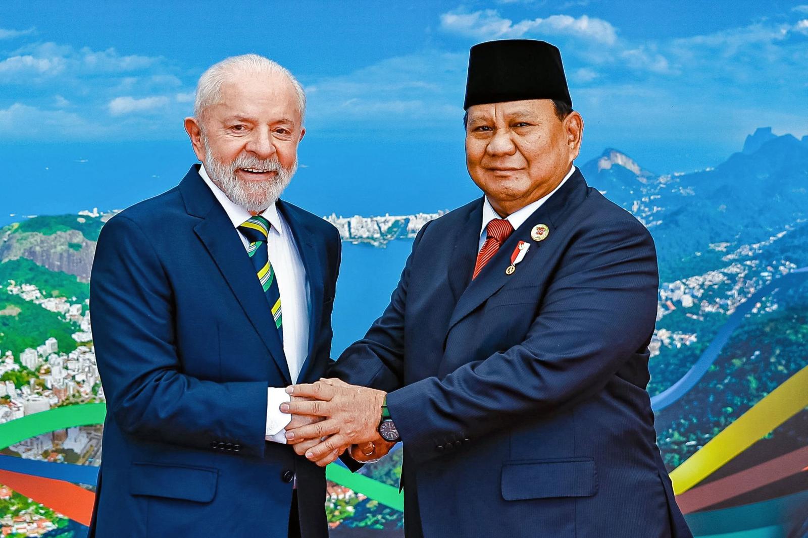 Fotografía publicada por la Presidencia brasileña que muestra al presidente de Brasil, Luiz Inácio Lula da Silva (i), posando para una fotografía con el presidente de Indonesia, Prabowo Subianto