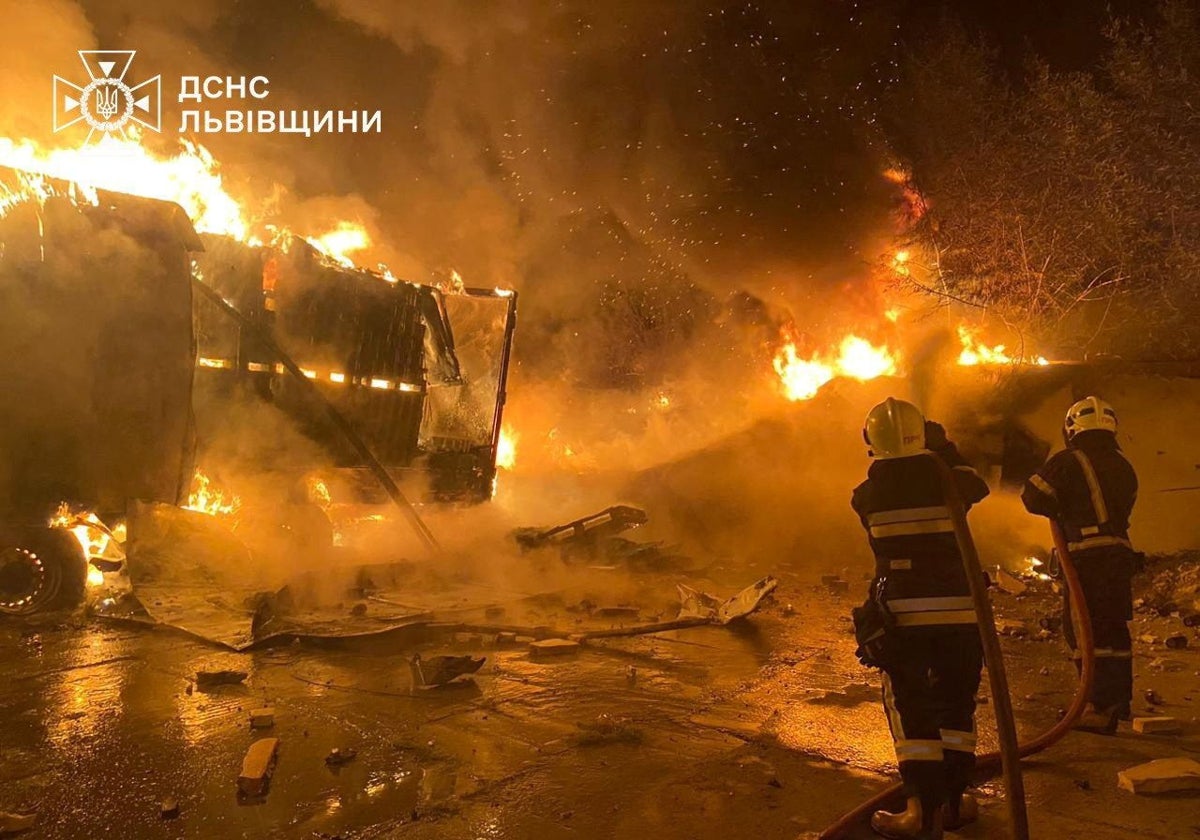 Los bomberos ucranianos apagan un incendio tras el último ataque ruso contra Leópolis