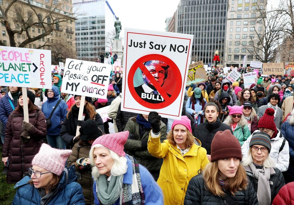 Una manifestación recorre las calles de Washington dos días antes de la investidura de Trump