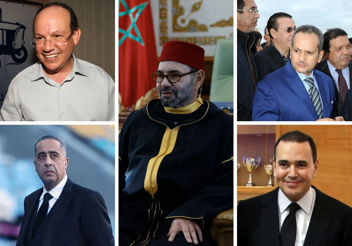 De izquierda a derecha: Fouad Ali El Himma, Abdllatif Hammouch, Yassine Mansouri y Mohamad Mounir El Majidi. En el centro de la imagen, Mohamed VI